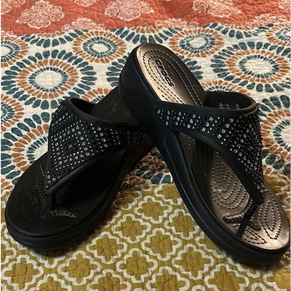 NWOT CROCS SIZE 7